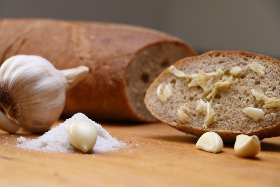 Ukrainian bread with garlic and salt